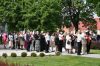 Delegacje składają kwiaty pod pomnikiem